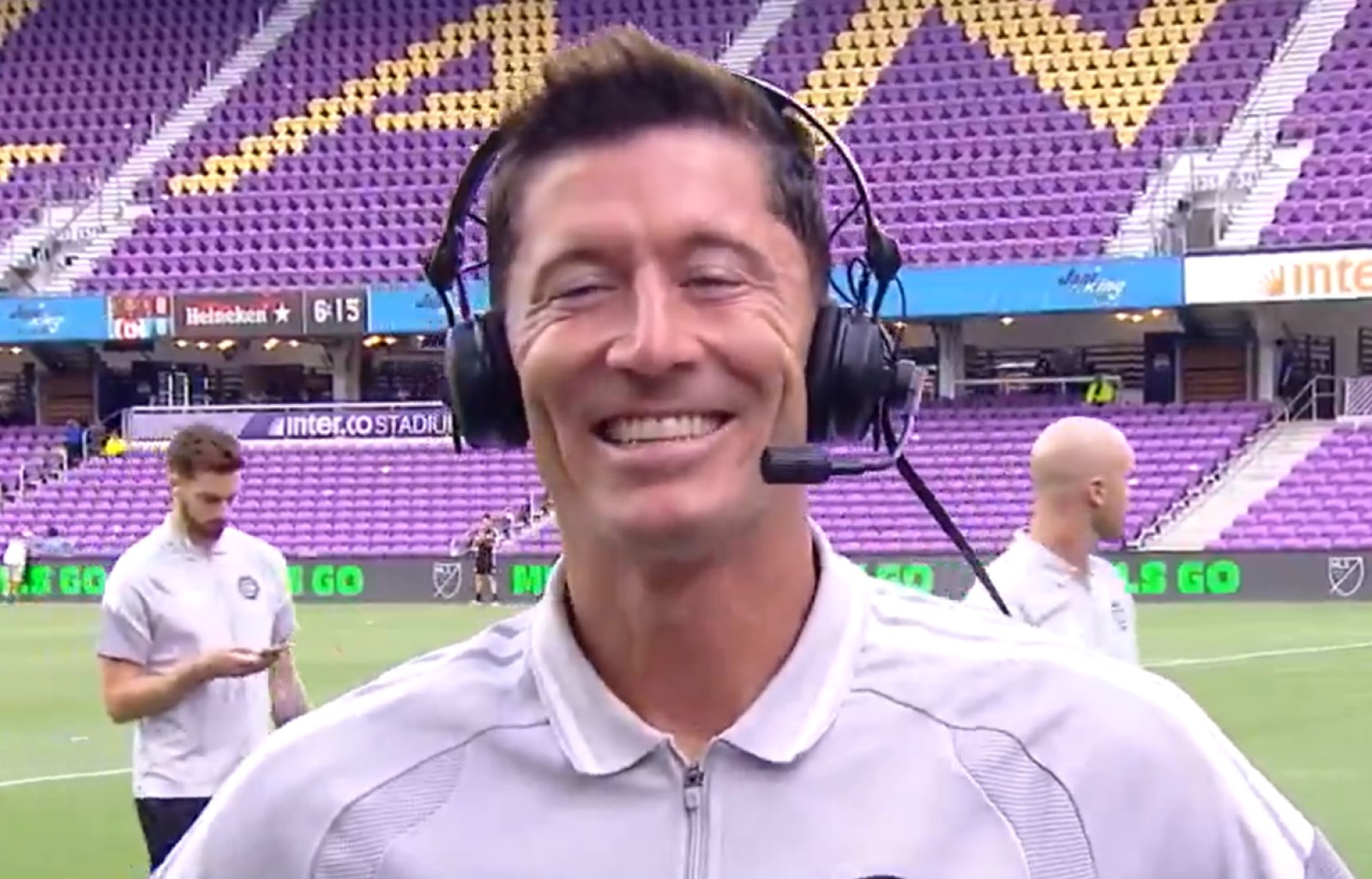 Lewandowski und Griezmann trafen sich auf dem Feld und begrüßten sich im TV-Interview vor dem Spiel