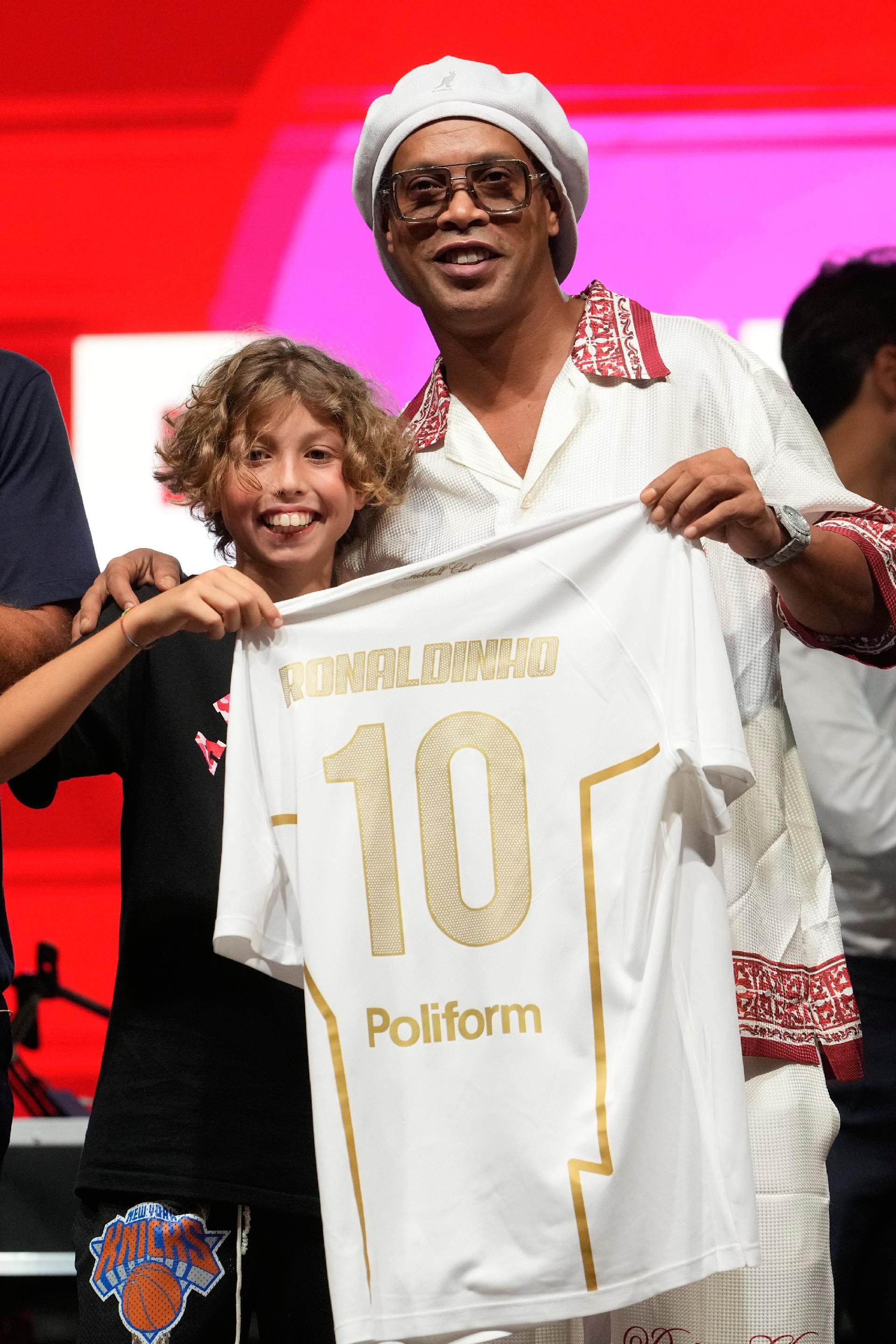 El dueño calienta: Ronaldinho, de 46 años, se une al Ravenna de la Serie C con la camiseta 10
