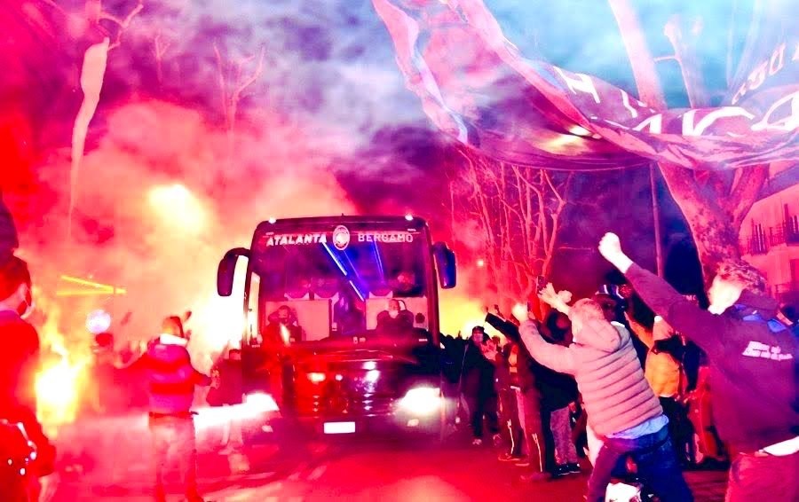 Hinchas israelíes esconden 45 kilos de pirotecnia antes del partido en Bérgamo y reciben prohibición de 3 años