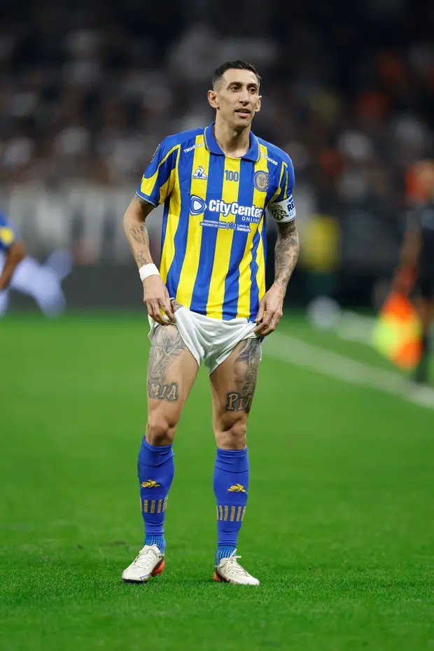 Di Maria bị CĐV Corinthians khiêu khích, đáp trả bằng cách khoe hình xăm vô địch World Cup 2022