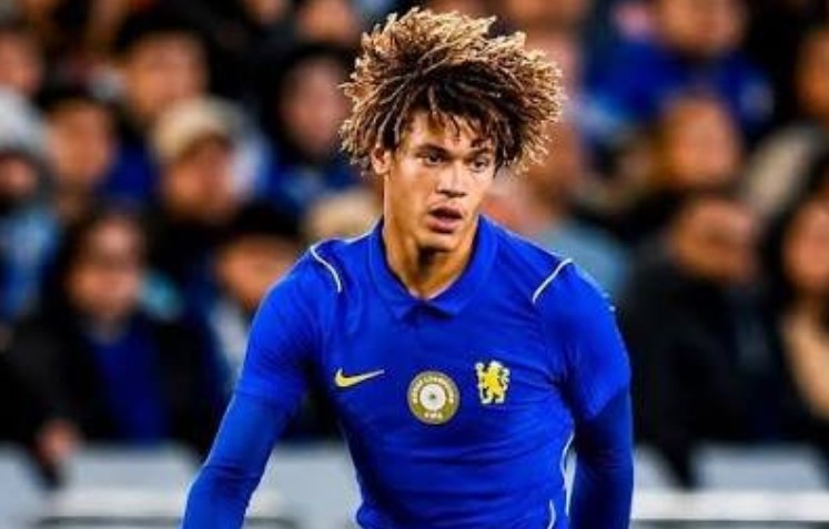 Jornalista: Zagueiro Emenalo, de 18 anos, do Chelsea, será emprestado ao Celtic por um ano
