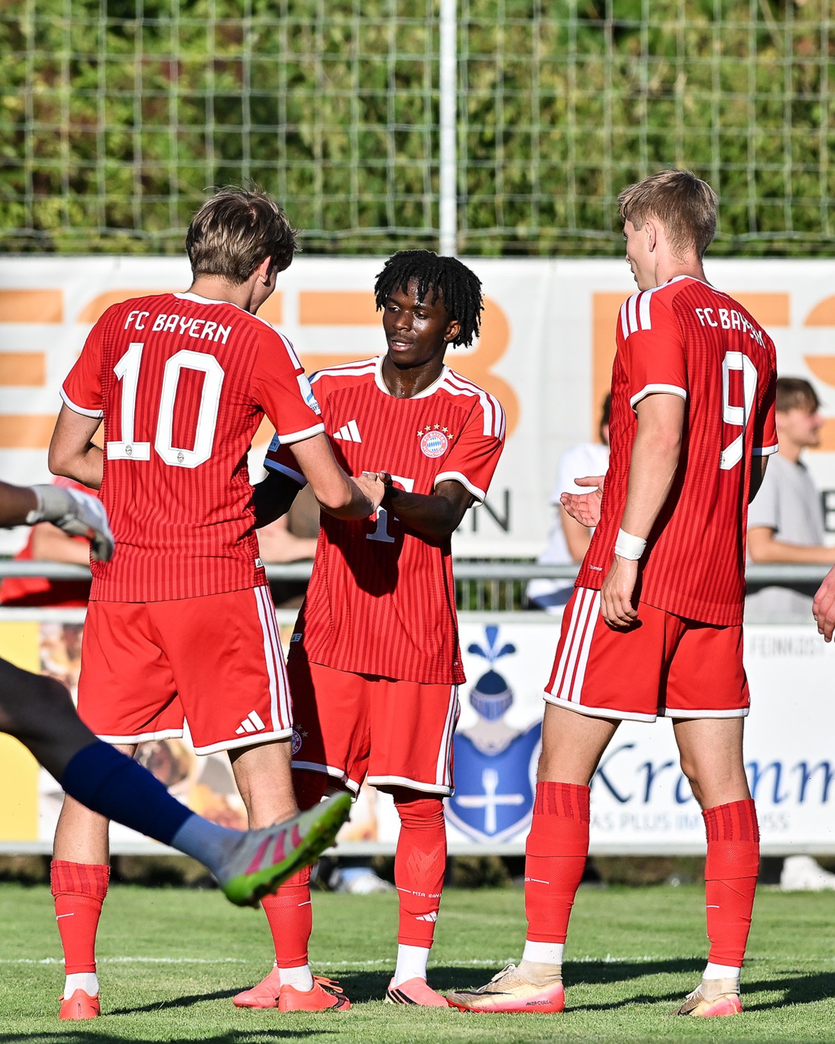 Deux jeunes Japonais de 18 ans à l'essai avec le Bayern Munich II entrent en jeu lors d'un match amical
