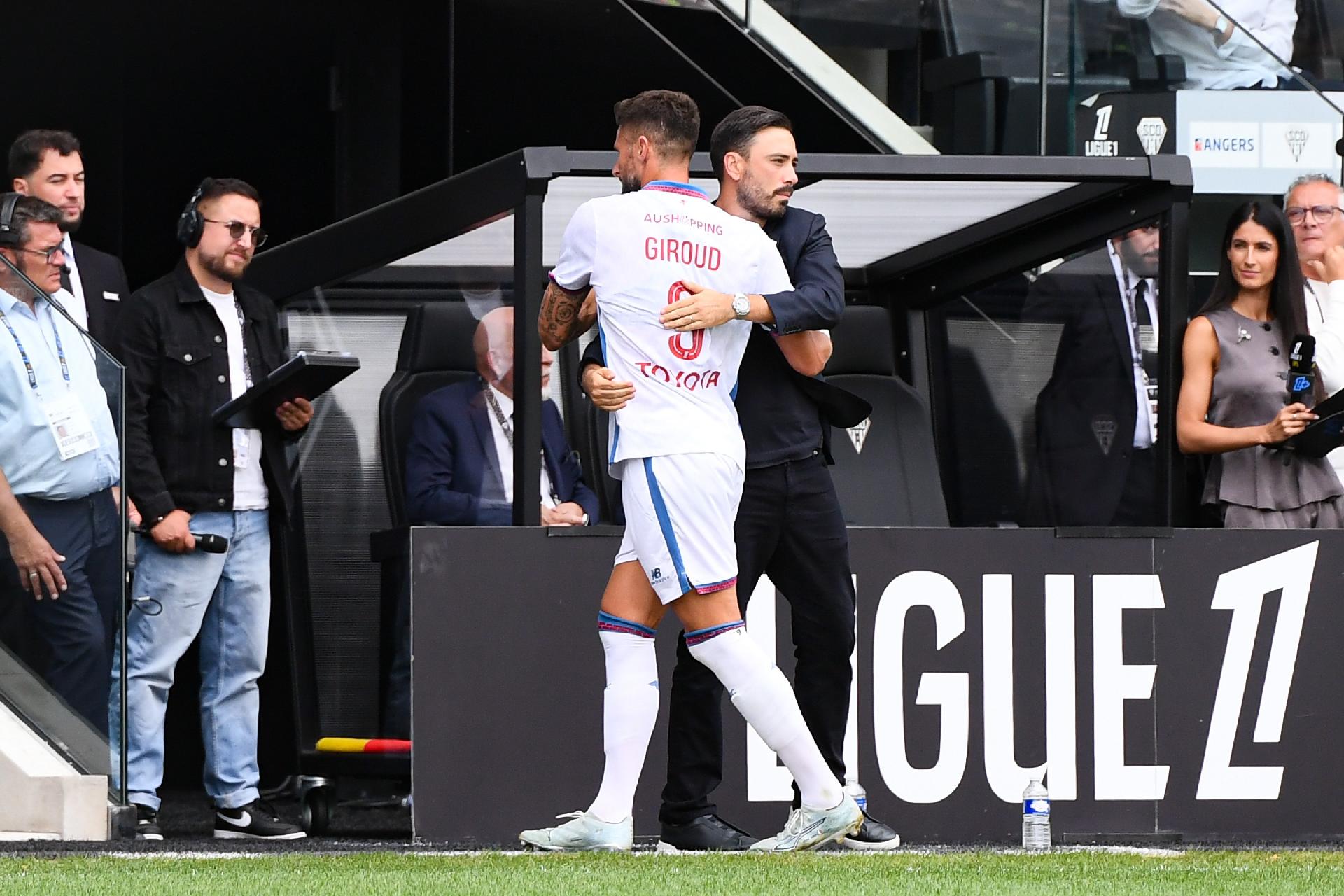 Giroud 39 tuổi ghi bàn từ cú sút xa, giúp Ancelotti 37 tuổi có chiến thắng đầu tiên tại 5 giải VĐQG hàng đầu châu Âu