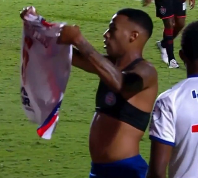 Bahia player shows shirt after scoring in derby, opponent angrily tries to tear it