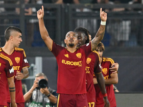 Roma 4-0 Fiorentina: Malen hits hat-trick in rampant start