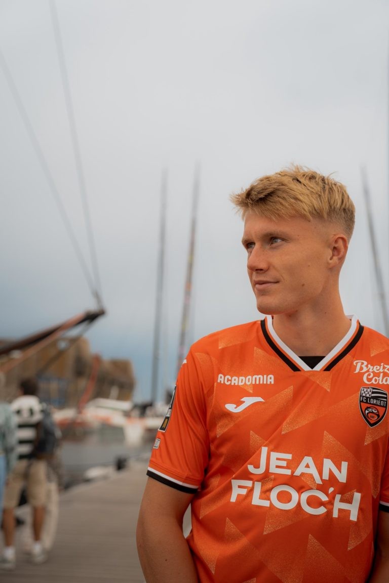 Oficial: Lorient fichó al extremo Isak Jensen del AZ Alkmaar cedido con opción de compra