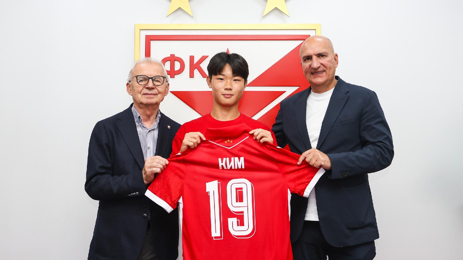 Le jeune Coréen Kim Ye-geon : « Rejoindre l'Étoile rouge est un grand honneur ; j'en ai parlé avec Seol Young-woo »