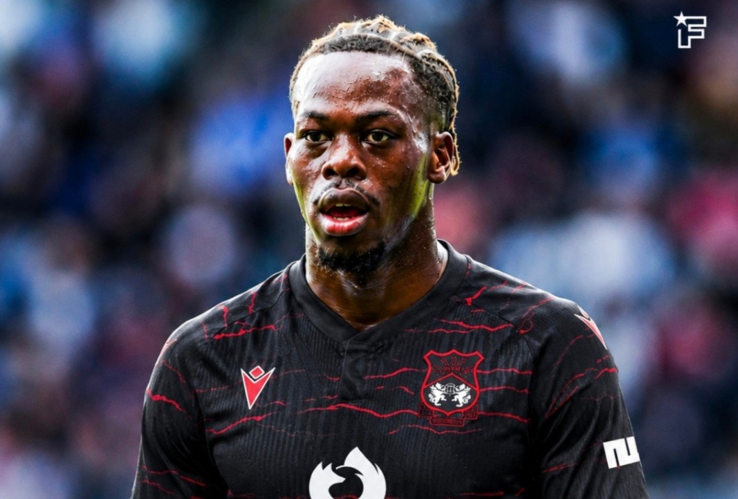Jornalista: Lateral-esquerdo do Angers, Ekoume, vai se juntar ao Wrexham; Hamburg não conseguiu igualar a oferta