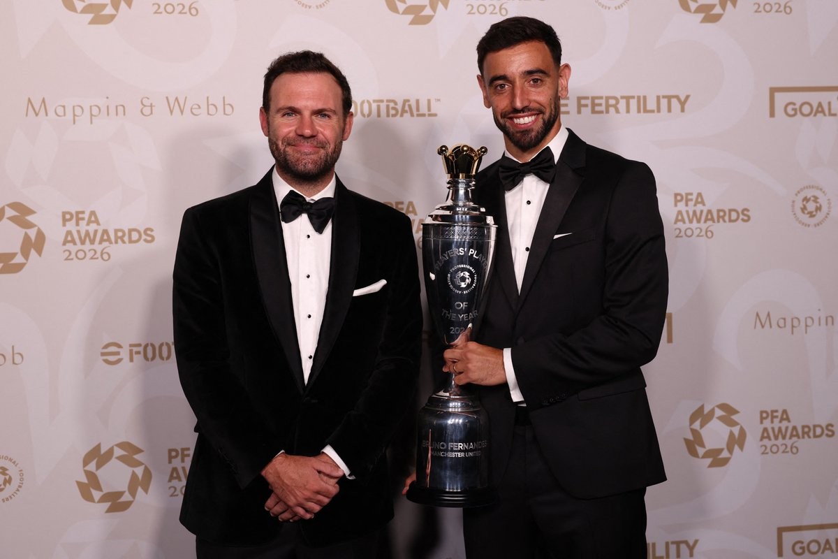 Mata remet le prix PFA du Joueur de l'Année à Bruno Fernandes