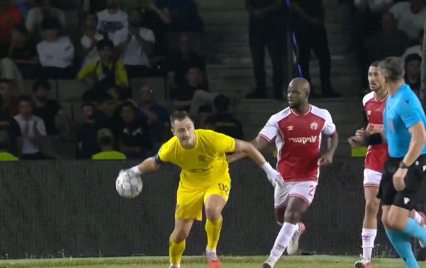 Le gardien du Sabah tente undégagement à la Courtois et encaisse un but gag en Ligue des Champions