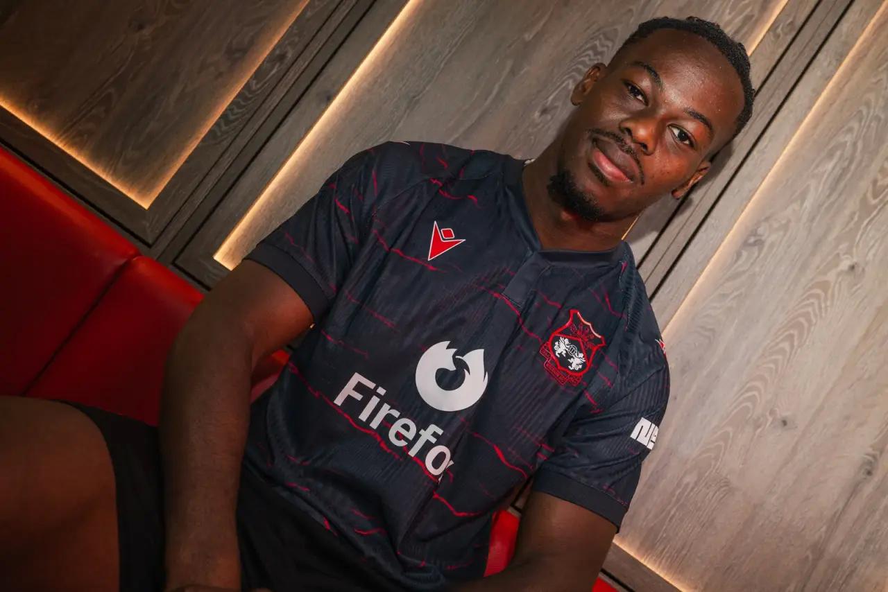Oficial: Wrexham contrata o lateral-esquerdo Ekoumié do Angers com contrato até 2030