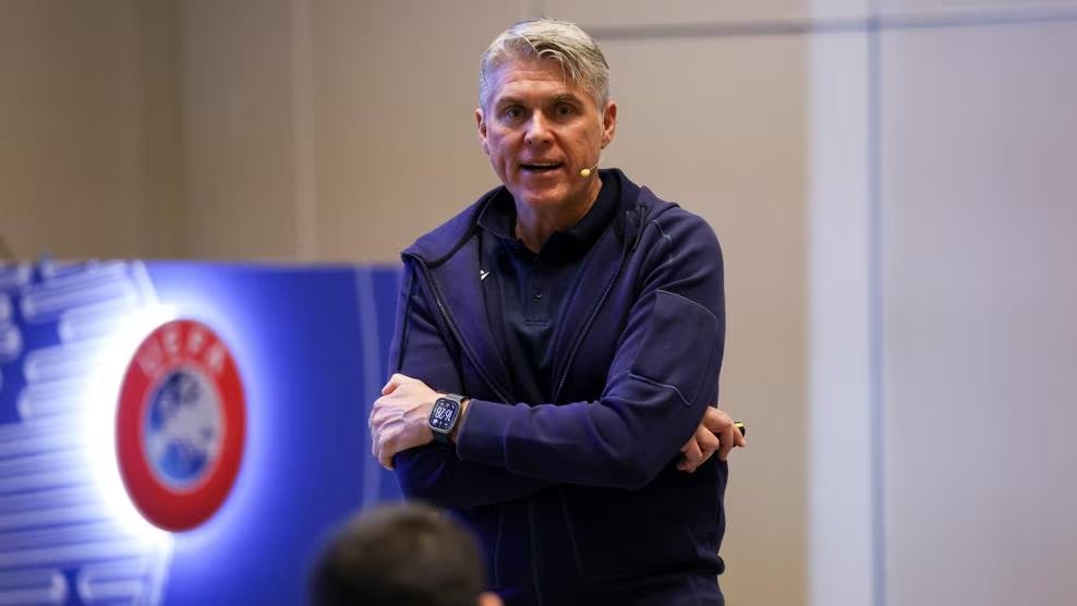 UEFA-Schiedsrichterchef: Schiedsrichter sollen resolut entscheiden, VAR nur bei klaren Fehlern eingreifen