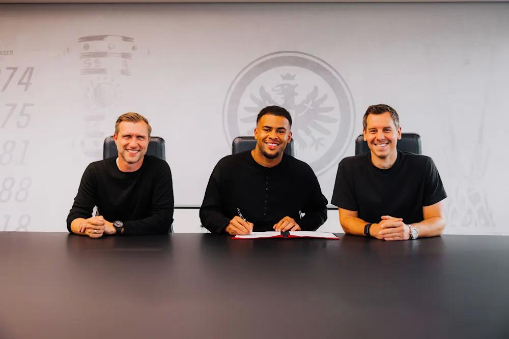OFFICIAL: Frankfurt signs Freiburg goalkeeper Atubolu on loan with mandatory purchase clause