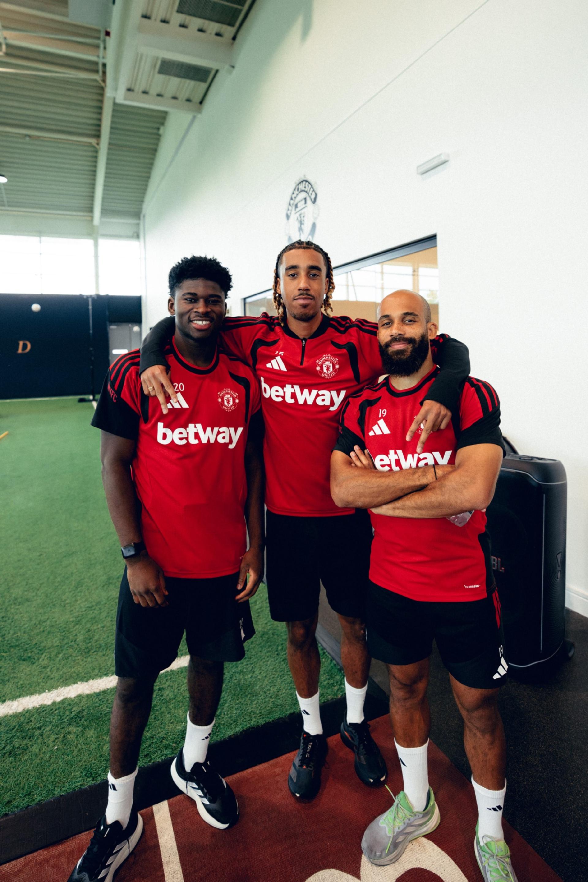 บาเลบา ถ่ายรูปกับอดีตเพื่อนร่วมทีมลีลล์ โยโร่ และเพื่อนร่วมชาติ เอ็มโบมโบ้ ที่แมนเชสเตอร์ ยูไนเต็ด