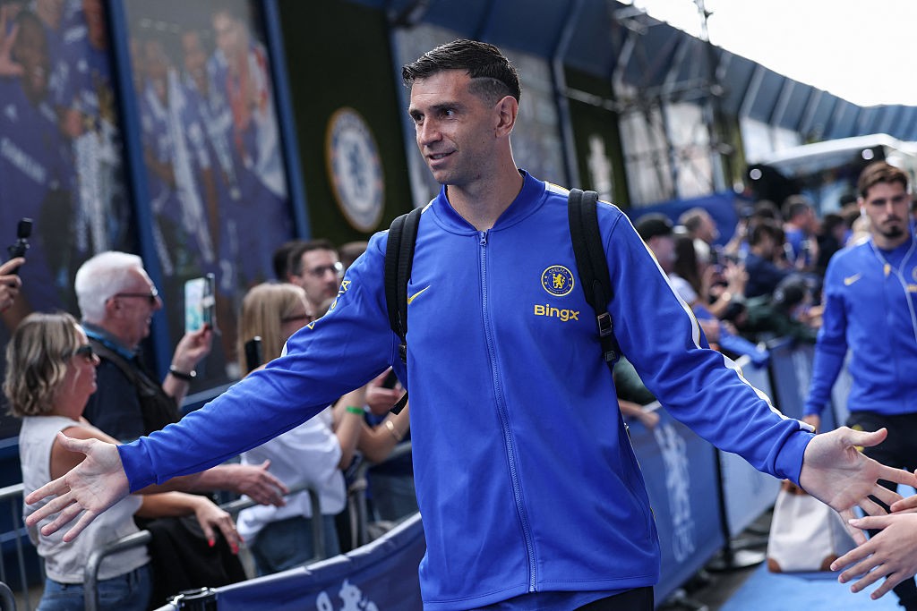 Pas d'échappatoire ! Emiliano Martinez absent contre Brighton à la première journée, titulaire contre Chelsea à la deuxième