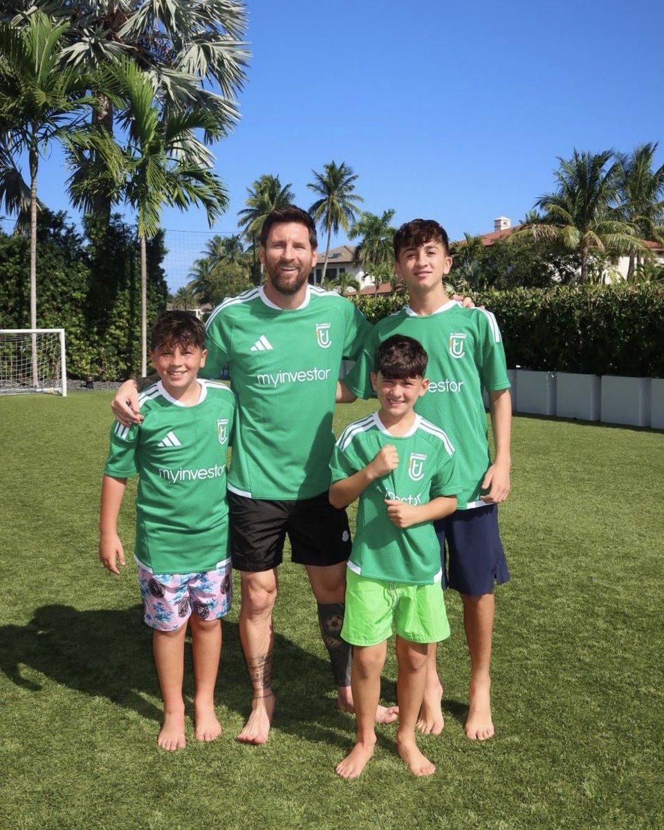 ลีโอ เมสซี และลูกชายสามคนสวมเสื้อยูดี คอร์เนลลา ถ่ายภาพเตรียมรับฤดูกาลใหม่