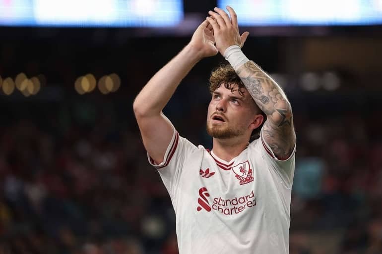 Valencia in talks with Liverpool over Elliott loan