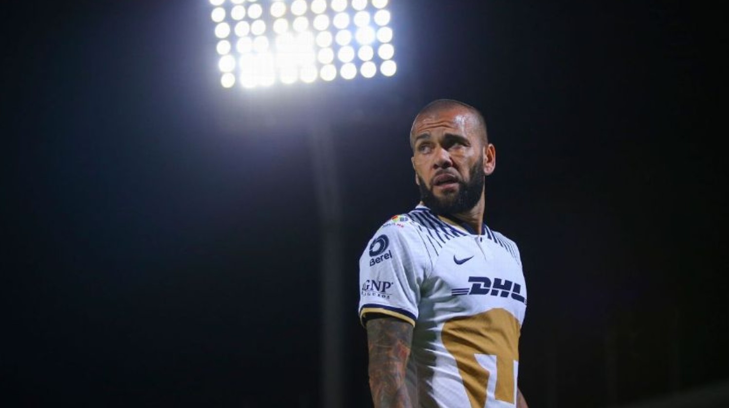 ESPN: Alves bị phạt bồi thường 2,25 triệu USD cho Pumas UNAM vì vi phạm hợp đồng sau khi ra tù