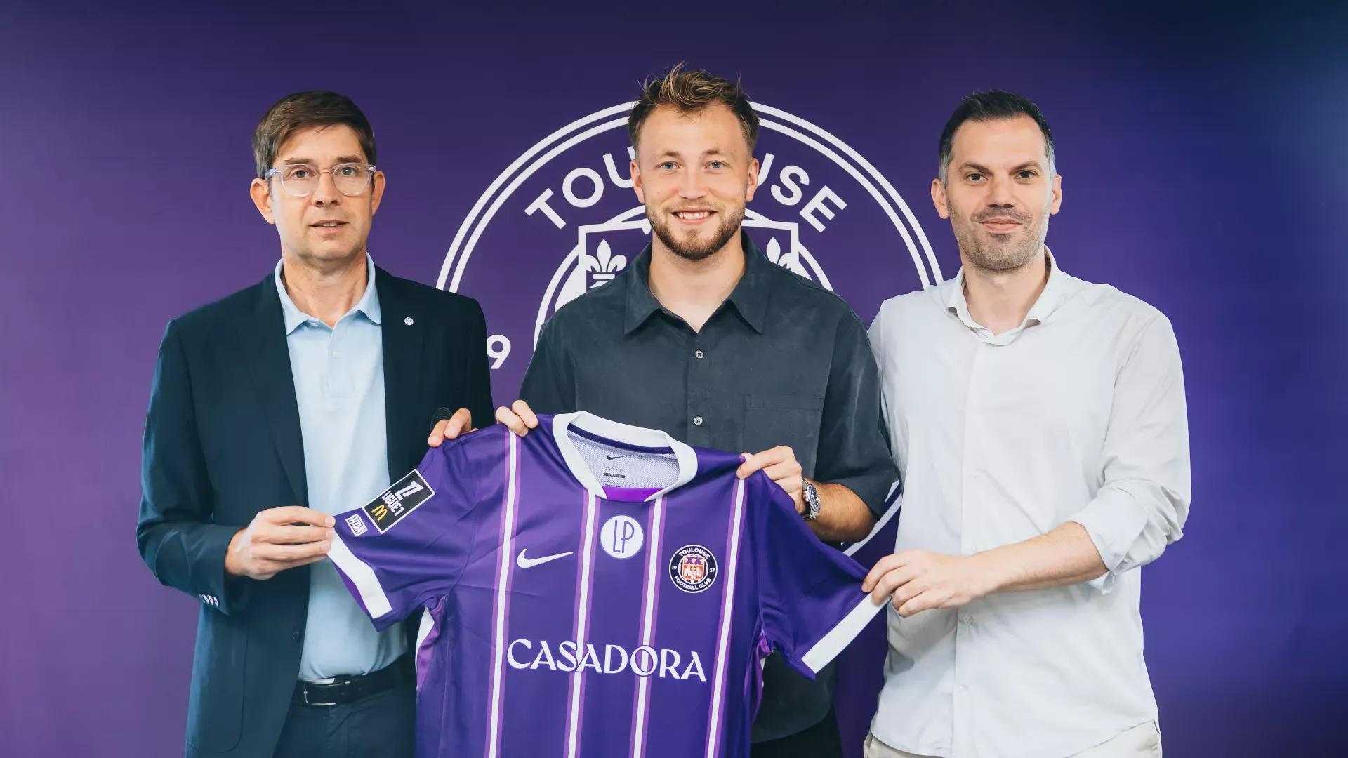 Oficial: El delantero del Feyenoord Tengstedt fichaje por el Toulouse FC por 4 millones de euros