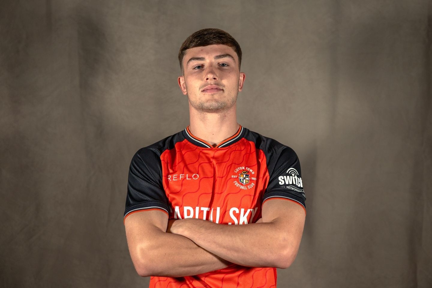 Oficial: Daniel Gore, meio-campista do Manchester United, é emprestado ao Luton com opção de compra