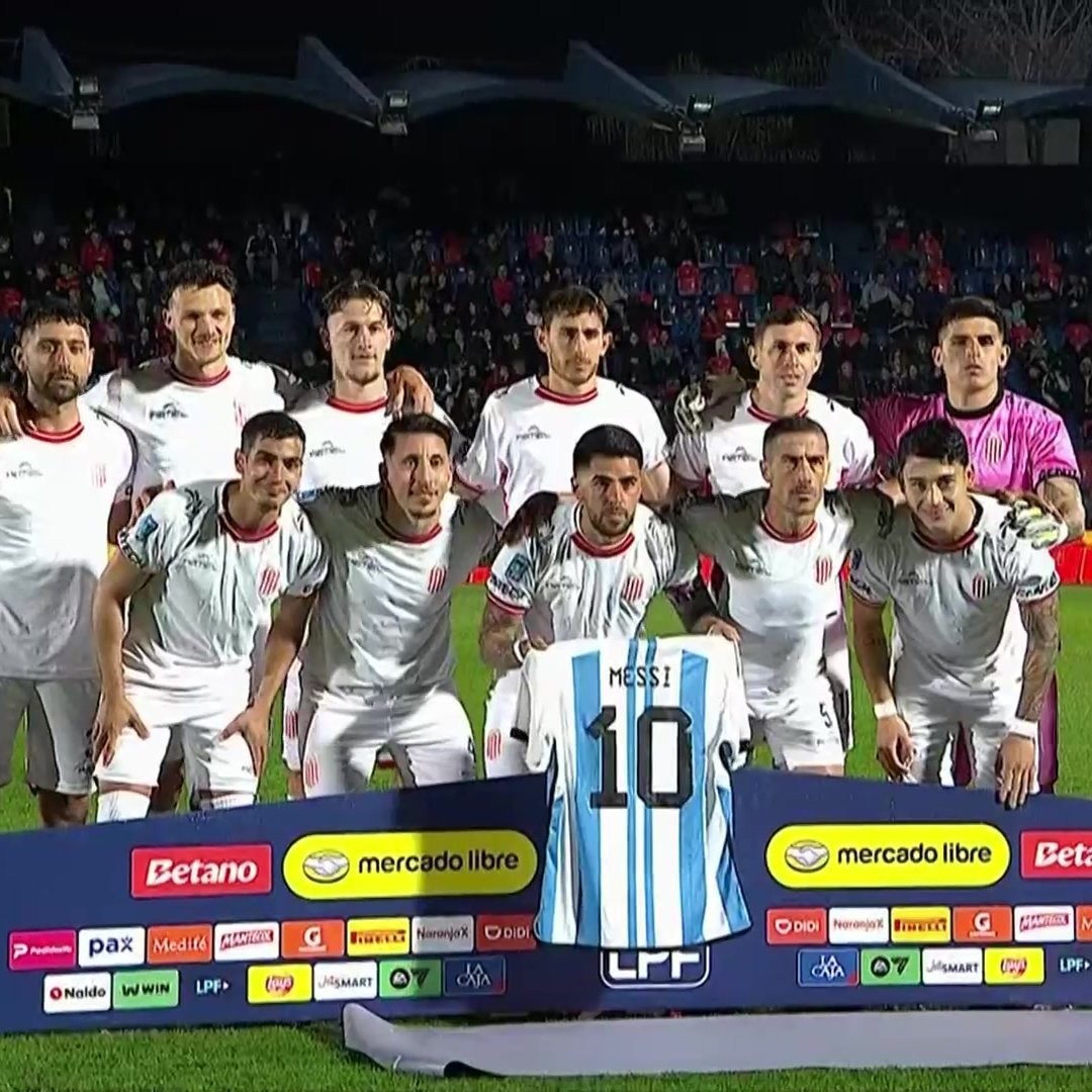 Equipos de la liga argentina rinden homenaje a Messi con camisetas y pancartas