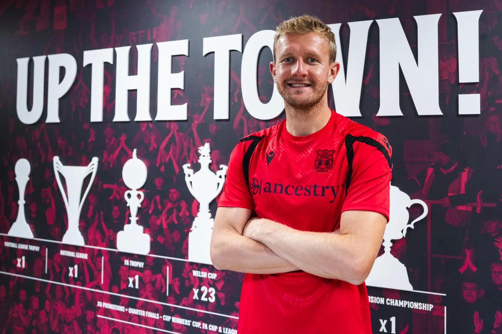 Chính thức: Tiền vệ Joe Worrall rời Burnley gia nhập Wrexham với hợp đồng 2 năm