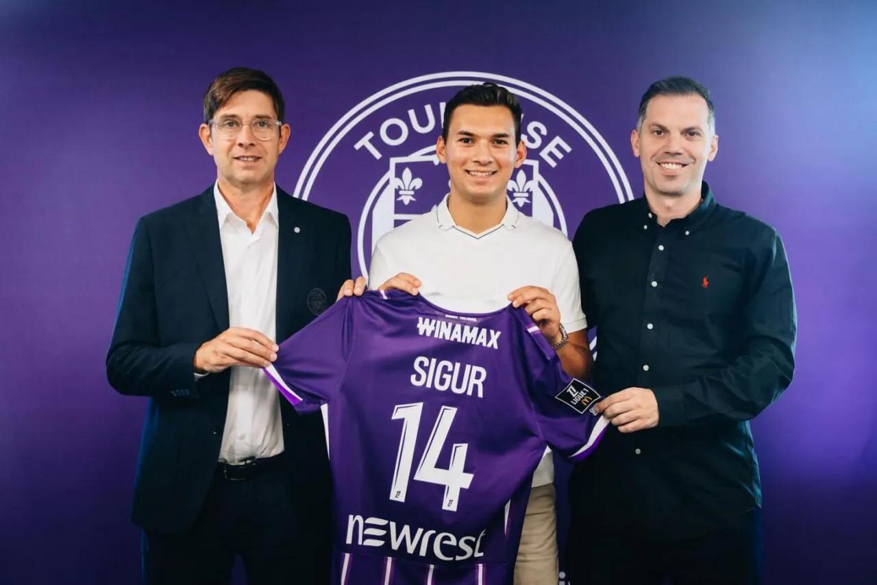 Oficial: O canadense Niko Sigur, de 22 anos, assina com o Toulouse
