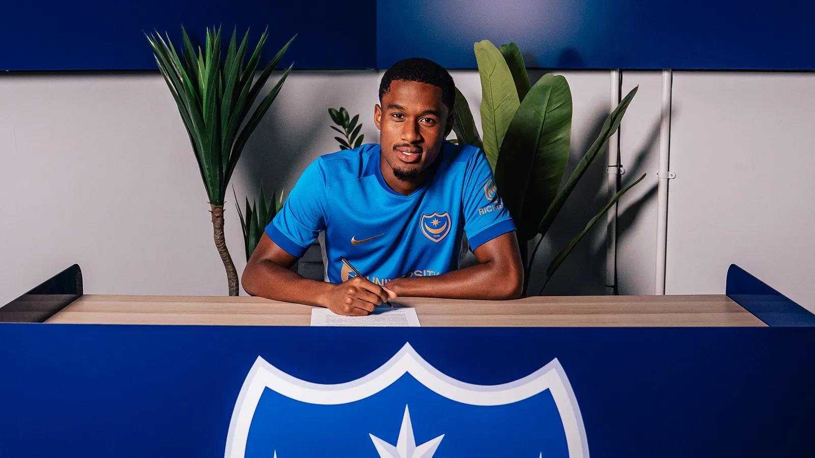 Officiel : Le défenseur de Brentford Jayden Mehooma rejoint Portsmouth en prêt