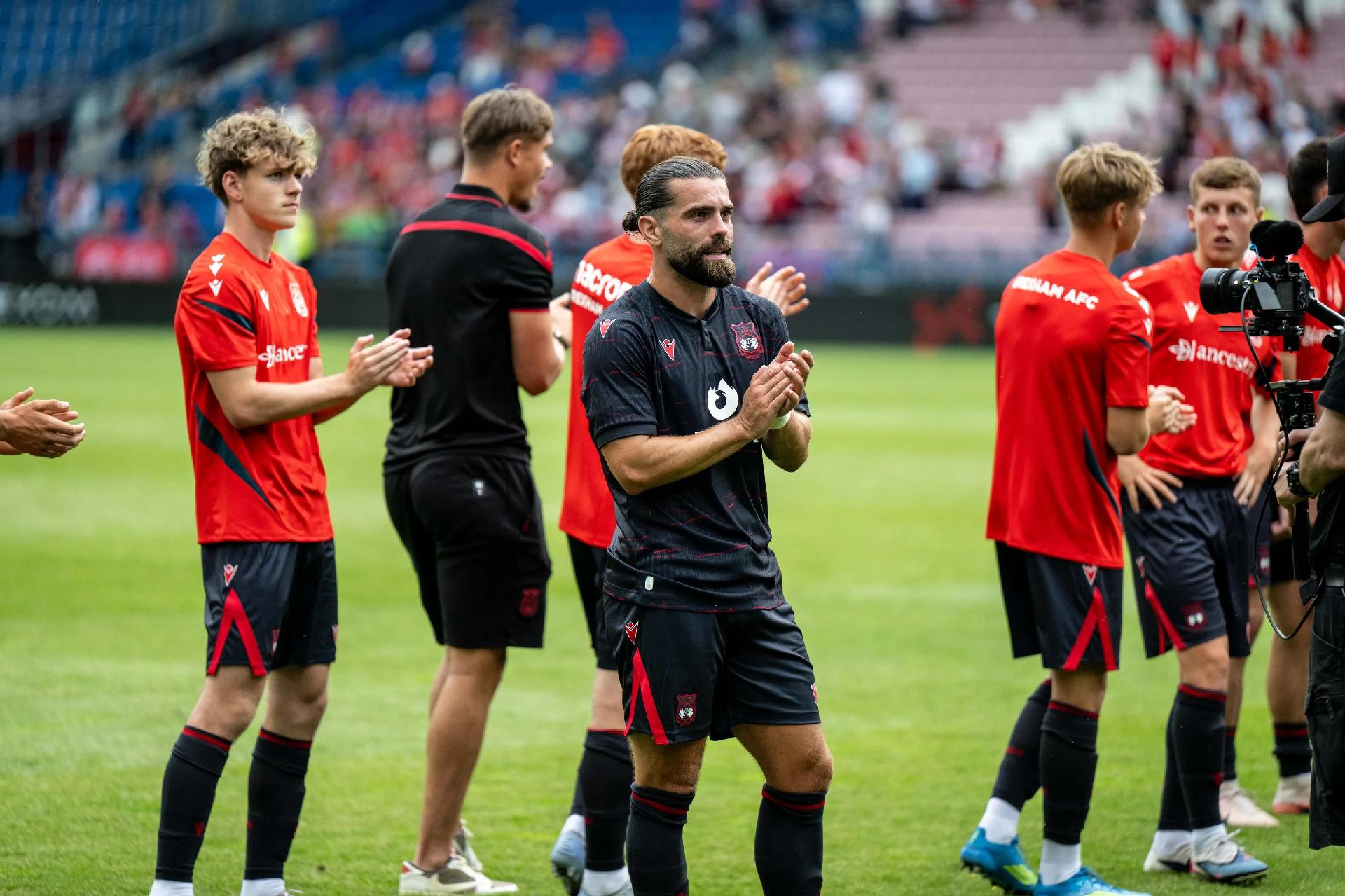 Wrexham và công thần Elliott Lee chấm dứt hợp đồng sau ba lần thăng hạng liên tiếp