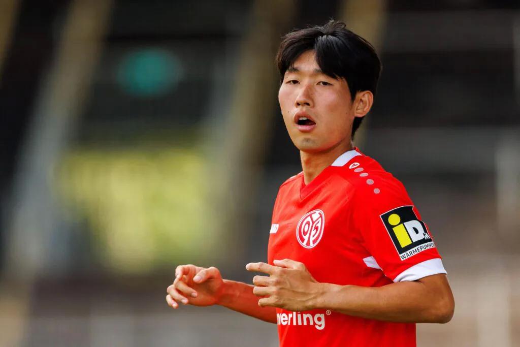 Mídia dinamarquesa: Hyun-seok Hong do Mainz será emprestado ao Midtjylland com exames médicos hoje