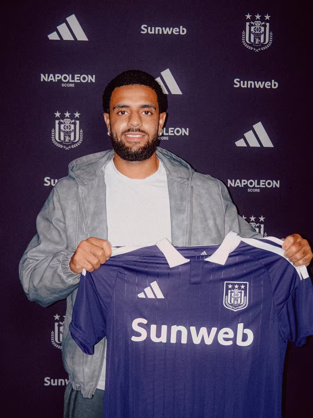 Oficial: Zagueiro Andrew Omobamidele, do Strasbourg, é emprestado ao Anderlecht