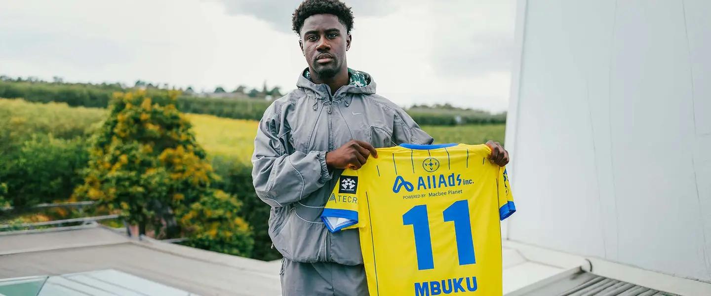 Officiel : L'ailier d'Augsbourg Mbuku prêté à Saint-Trond avec option d'achat