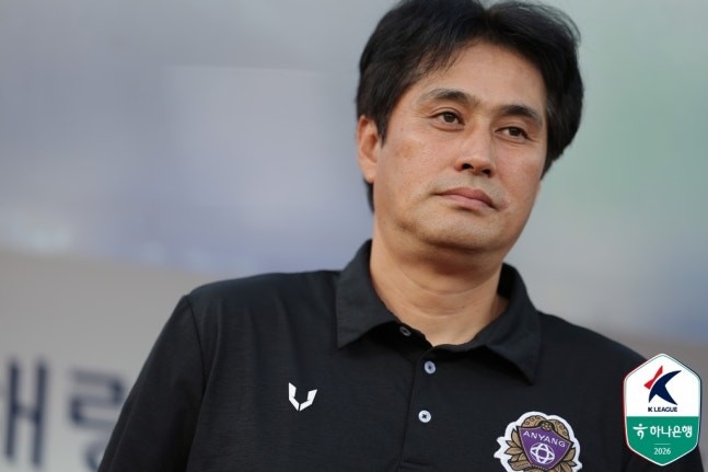 L'allenatore dell'Anyang rifiuta la conferenza stampa post-partita, medita le dimissioni e viene trattenuto dalla squadra