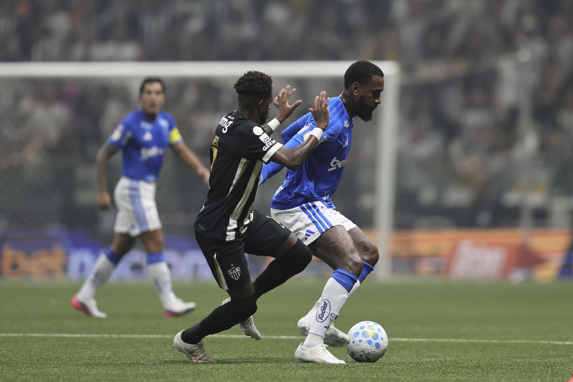Gerson reçoit un traitement PRP à la cuisse, sa participation contre l'Athletico Paranaense incertaine