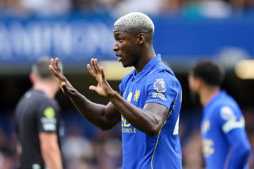 Medios ingleses: Caicedo en duda para el partido del Chelsea contra el Arsenal