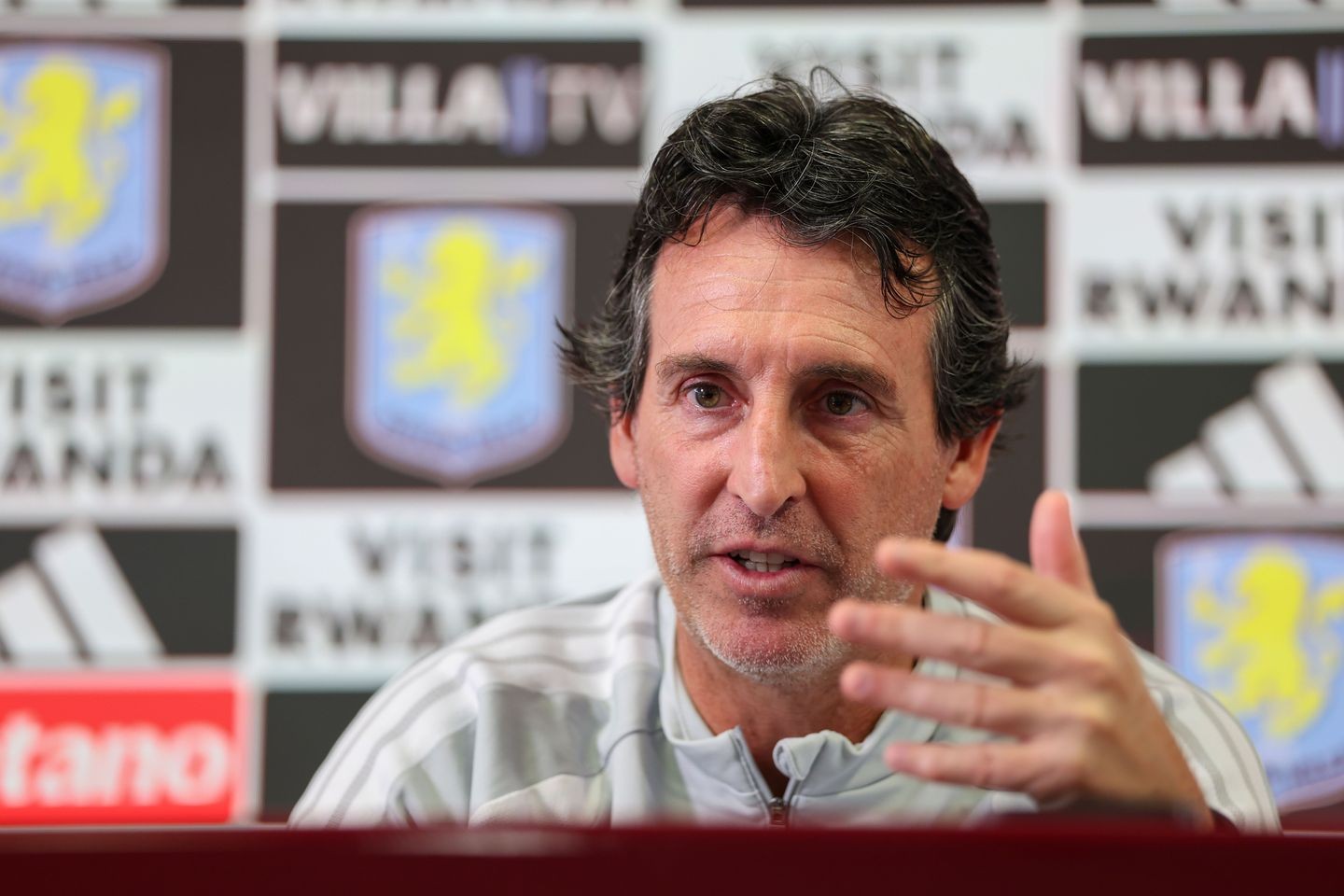 Emery: Debemos mantener el nivel, eso significa terminar entre los seis o siete primeros de la Premier League