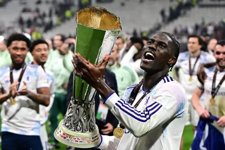 Aston Villa e Amadou Onana discutem renovação de contrato até 2031