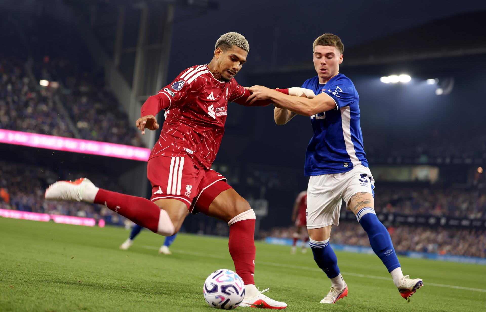 Araújo bei Premier-League-Startelfdebüt: 0 Dribblings kassiert, 7 Klärungen, 6 Kopfballduelle gewonnen
