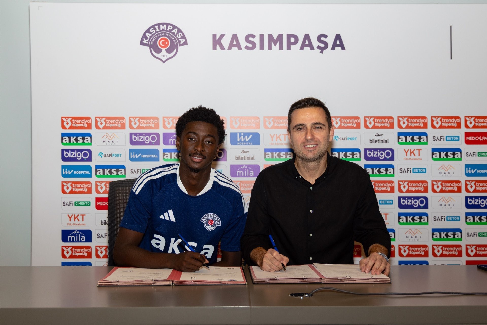 UFFICIALE: L'attaccante del Crystal Palace Rak-Sakyi si trasferisce al Kasımpaşa