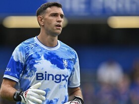 Emi Martinez Kini Pakai Nomor 1 di Chelsea