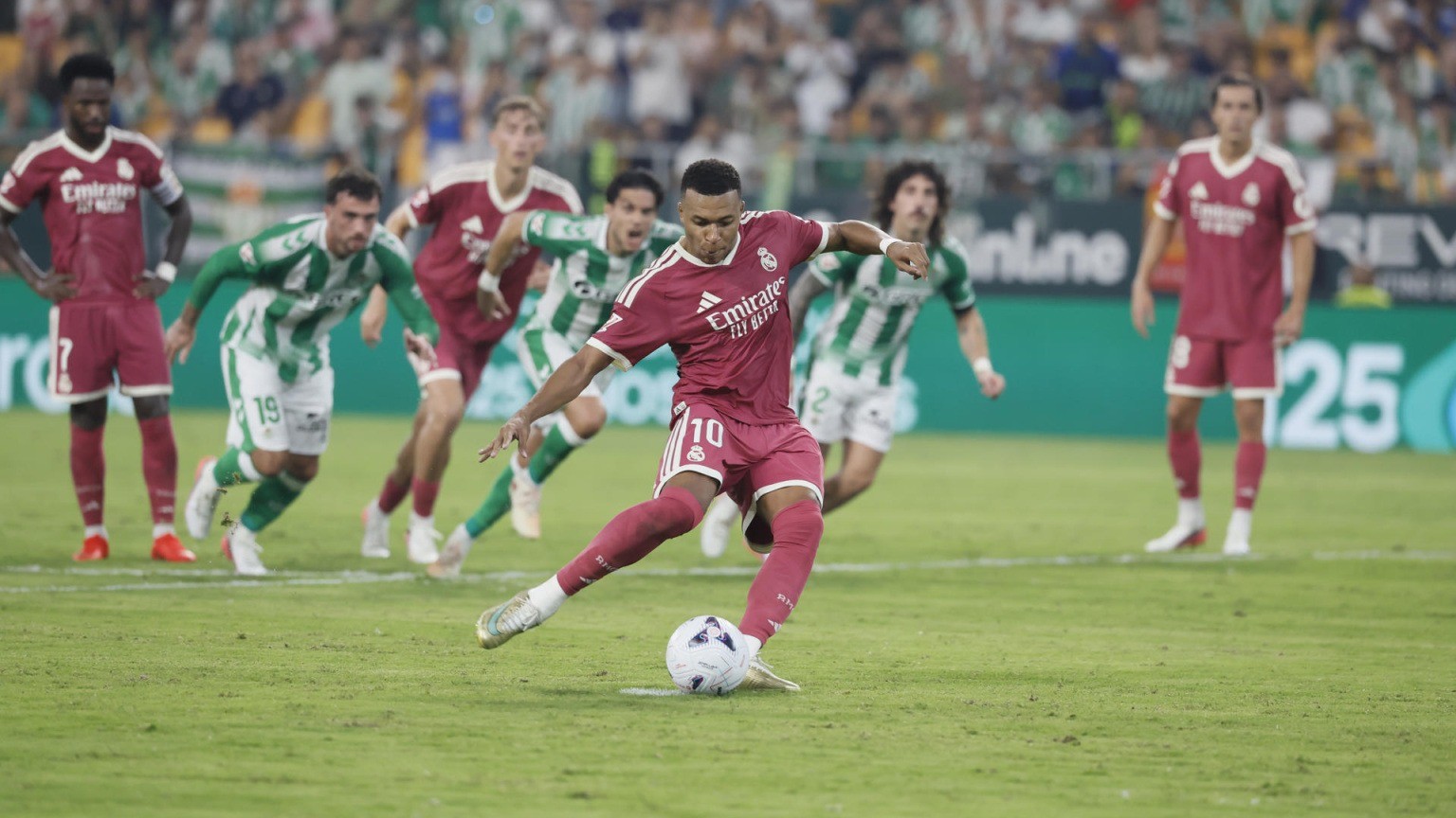ผู้เชี่ยวชาญผู้ตัดสินชี้ บาร์ตรา เข้าเขตโทษก่อนเวลา K. Mbappé ควรได้ยิงจุดโทษใหม่