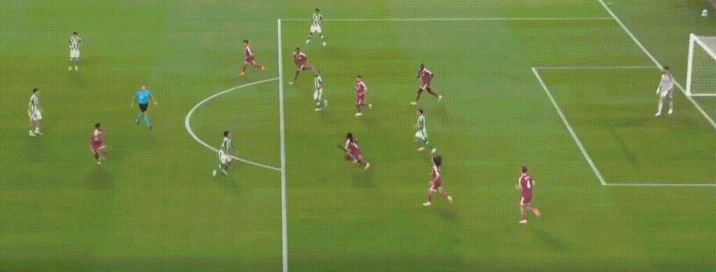 Was ist mit Pirouetten? Antony dreht sich nach Heber im Real-Strafraum und verpasst knapp den Assist