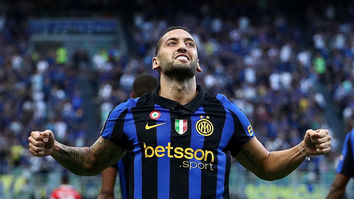 Çalhanoğlu: Kỷ niệm đẹp nhất là cùng Inter Milan giành Scudetto thứ 2; cầu thủ yêu thích nhất là Sneijder