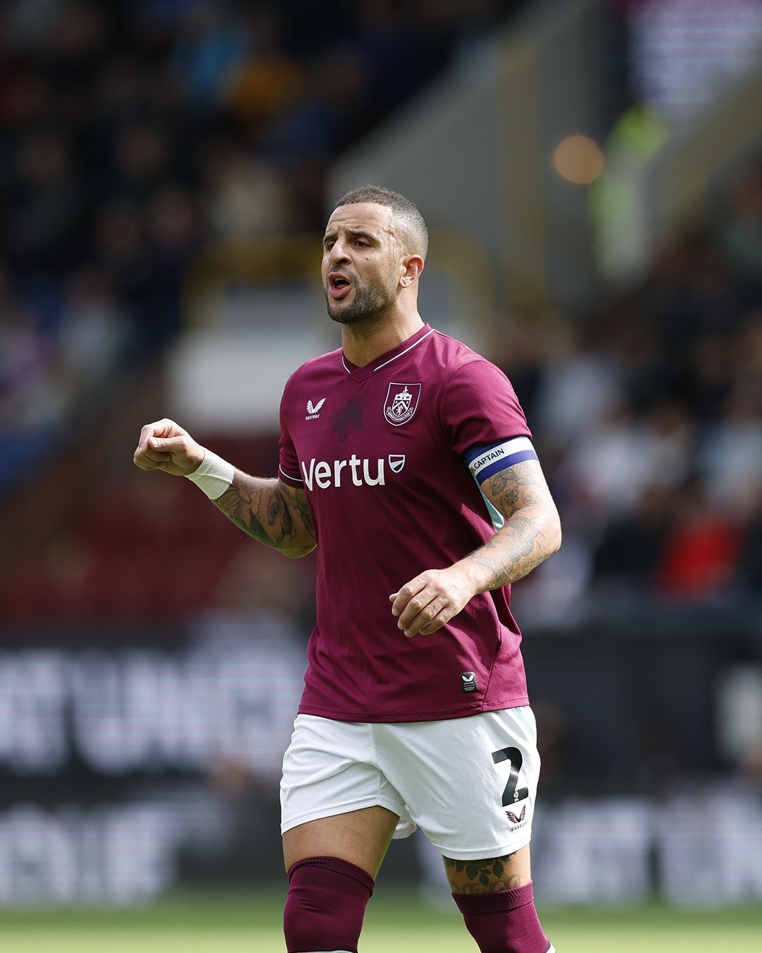 Burnley, relégué de Premier League, est lanterne rouge du Championship après 2 nuls et 3 défaites, rappelant les destins de Luton Town et Leicester City