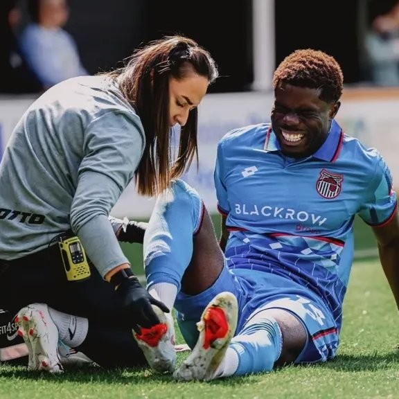 Il Grimsby Town cerca un responsabile medico per la prima squadra con stipendio fino a 49.000 sterline, scatenando il dibattito tra i tifosi
