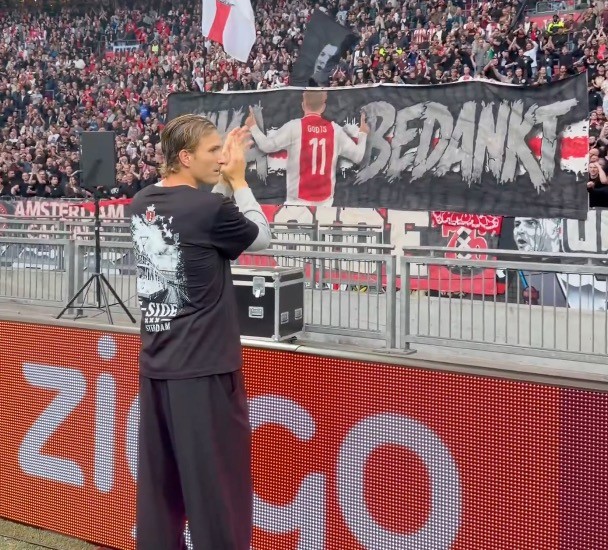 L'ailier du PSG Hötzlund dit adieu aux fans de l'Ajax à Amsterdam