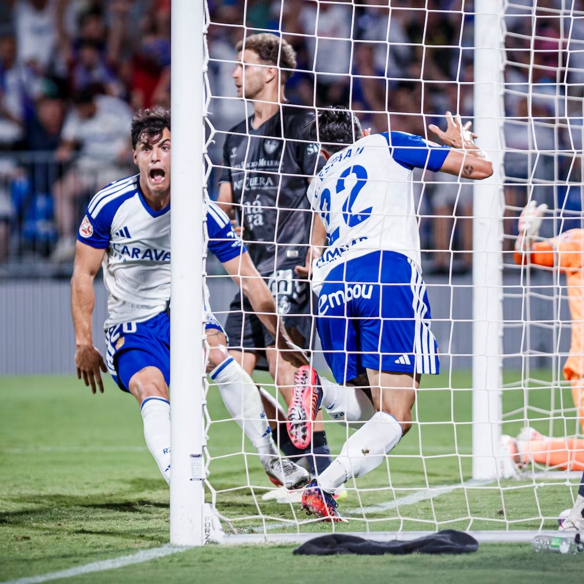 Edu Espiau firma en el descuento la primera victoria del Zaragoza
