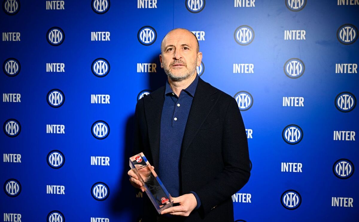Torcida da Inter agradece Ausilio com faixa na despedida do ex-diretor
