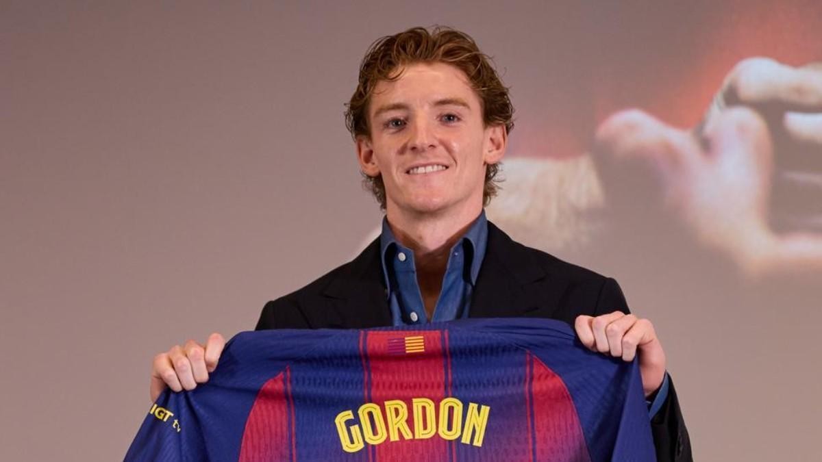 Sport: Deco ya había "cerrado" a Gordon, el Barcelona mantuvo la operación en secreto