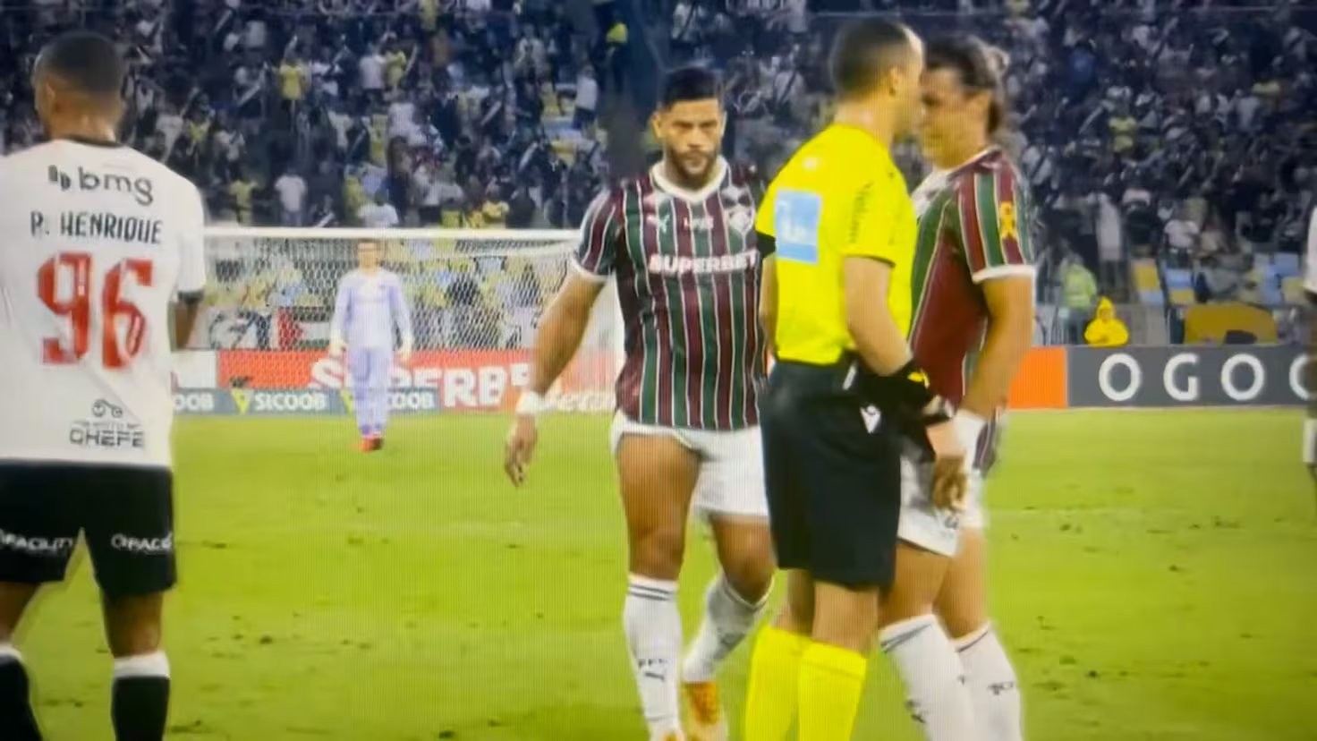 Lo nunca visto: un árbitro se encara con Canobbio y Hulk tiene que separarlos